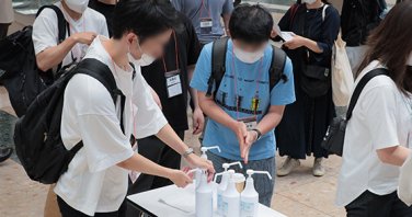 すべての出入口で手指の消毒を徹底